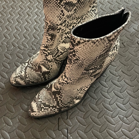 Qupid booties size 8 never worn! - Picture 2 of 3